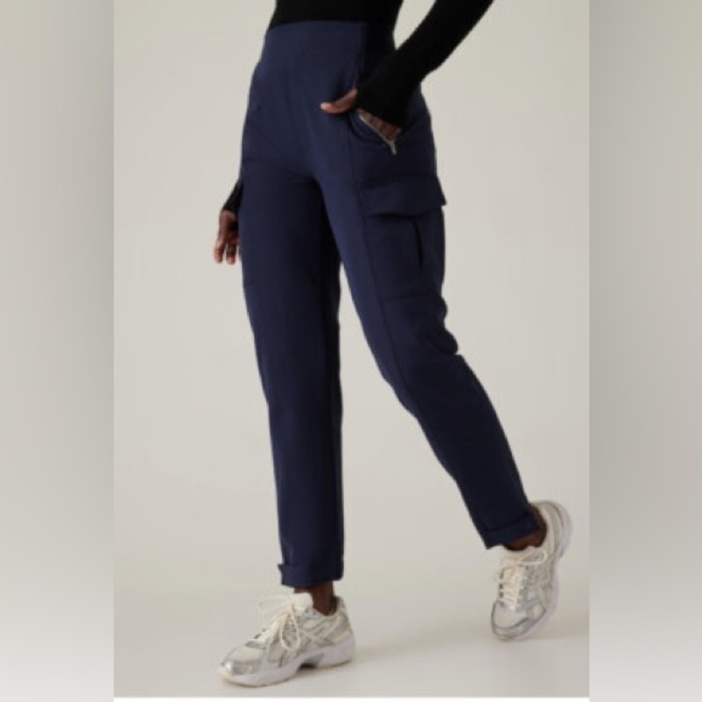NWOT Athleta Endless Cargo Pant Navy Casual Athleisure Active Women’s Size 8